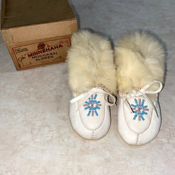Vintage 1948 Minnehaha Moccasin baby slippers w/ white leather & rabbit fur trim - Picture 2 of 11